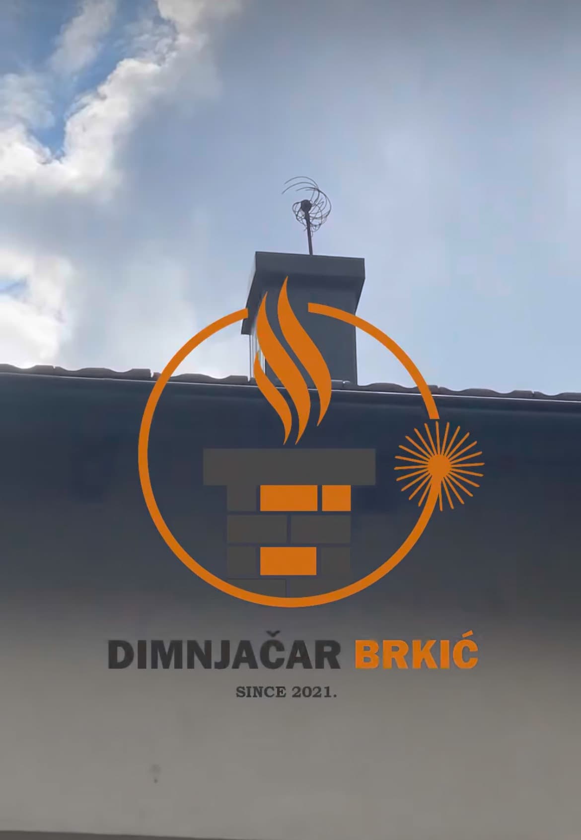 Dimnjačar Brkić logo sa dimnjačkom kapom na krovu